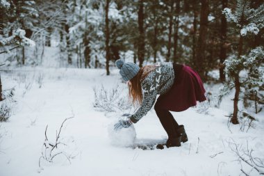 İki genç yeniyetme kız arkadaş bir arada. İki kız kardeşin moda portresini yakın çekin. Kışları eğlenin, süveter giyin, en iyi arkadaşlar açık havada, karlı havada.