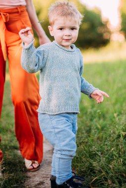 Erkek bebek 1-2 yaşında yazın doğayı keşfediyor, eğleniyor.