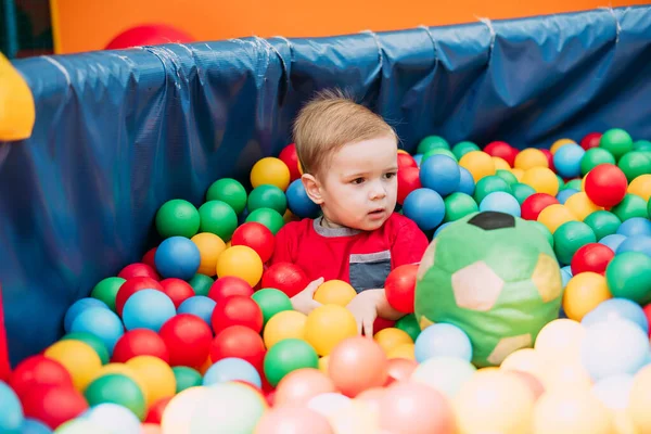 Feliz Niño Riendo Años Edad Que Divierten Hoyo Bola Fiesta —  Fotos de Stock