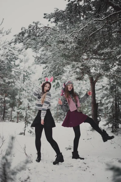 Dos Jóvenes Adolescentes Hipster Girl Friends Together Acercamiento Retrato Moda —  Fotos de Stock