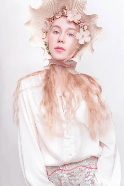 Linda Menina Primavera Usando Chapéu Flores Parece Camomila Moda Retocada — Fotografia de Stock
