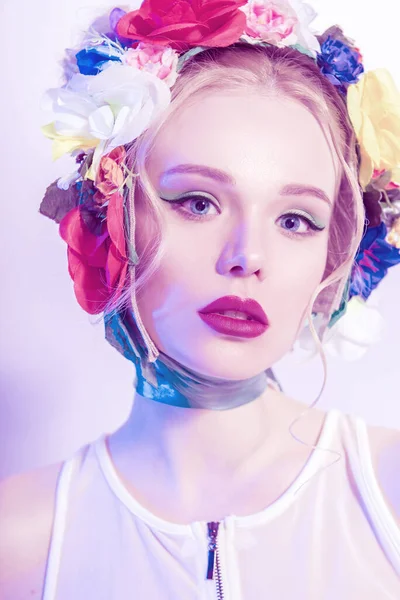 Vacker Flicka Med Blommor Huvudet Bär Rosa Trosor Och Fisknät — Stockfoto