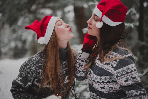 Two Young Teenage Hipster Girl Friends Together Close Fashion Portrait — Stock Photo, Image