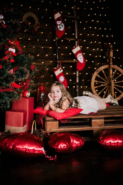 Baby Mädchen Jahre Alt Posiert Raum Über Weihnachtsbaum Mit Dekorationen — Stockfoto