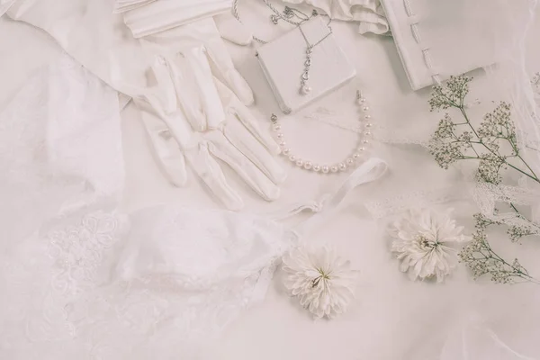 婚礼背景的白色婚纱配饰 配以珍珠 白色缎带和花边 时尚博客平铺 — 图库照片