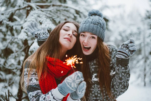 Dwie Młode Dziewczyny Hipster Hipster Close Się Moda Portret Dwóch — Zdjęcie stockowe