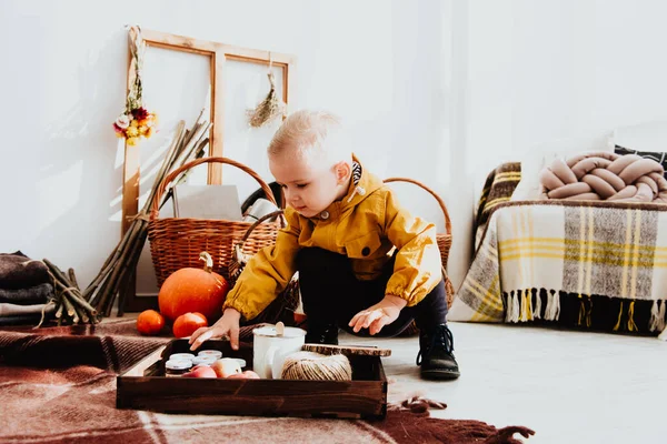 Cool Trendy Hipster Chlapec Roky Nosí Žlutou Bundu Pózující Zdobené — Stock fotografie