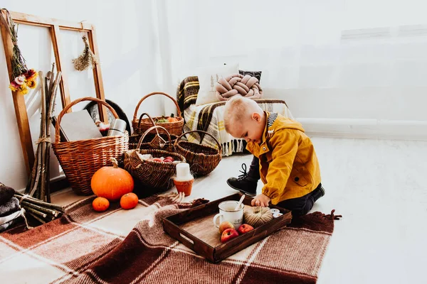 Cool Trendy Hipster Chlapec Roky Nosí Žlutou Bundu Pózující Zdobené — Stock fotografie