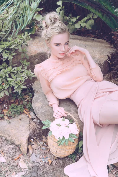 Чувственная Молодая Блондинка Красивая Милая Элегантная Женщина Розовом Сидя Скале — стоковое фото