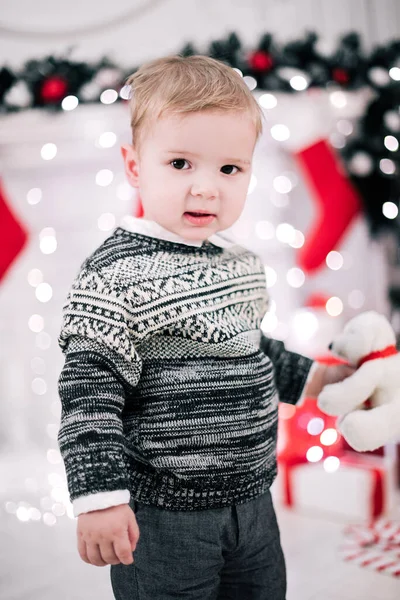 Retrato Natal Menino Atmosfera Acolhedora Torno Lareira Árvore Natal — Fotografia de Stock