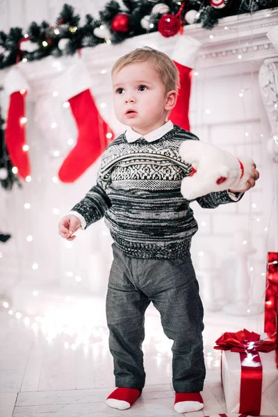 Retrato Navidad Joven Ambiente Acogedor Alrededor Chimenea Árbol Navidad — Foto de Stock