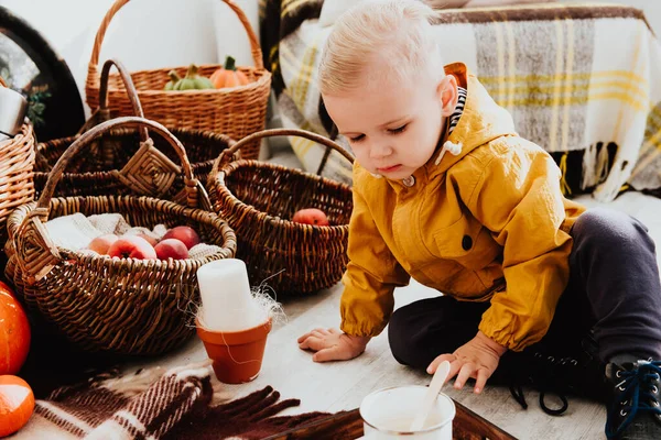 Cool Moderno Hipster Menino Anos Idade Usa Casaco Amarelo Posando — Fotografia de Stock