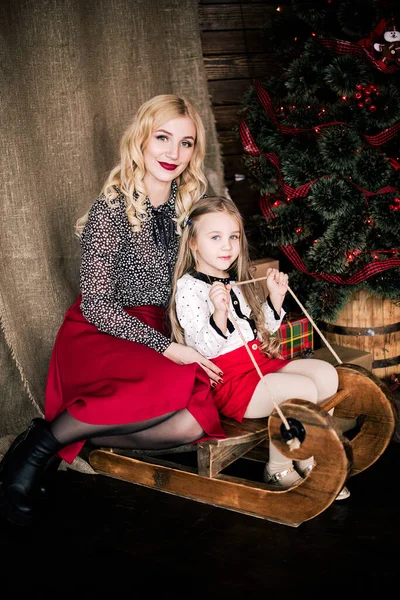 Vacker Lycklig Familj Med Jul Vinter Släde Den Dekorativa Inredningen — Stockfoto