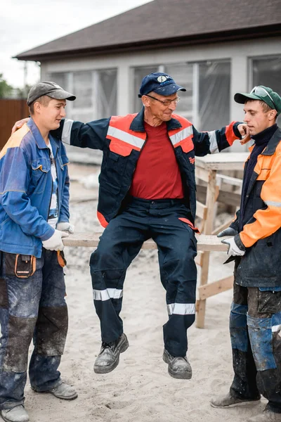 Business Building Teamwork People Concept Groep Lachende Bouwers Buiten — Stockfoto