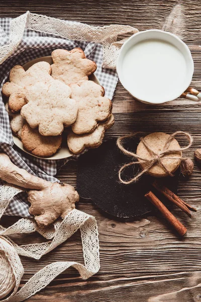 Großaufnahme Von Hausgemachten Ingwerplätzchen Zimt Ingwer Auf Einem Holztisch Kopierraum — Stockfoto