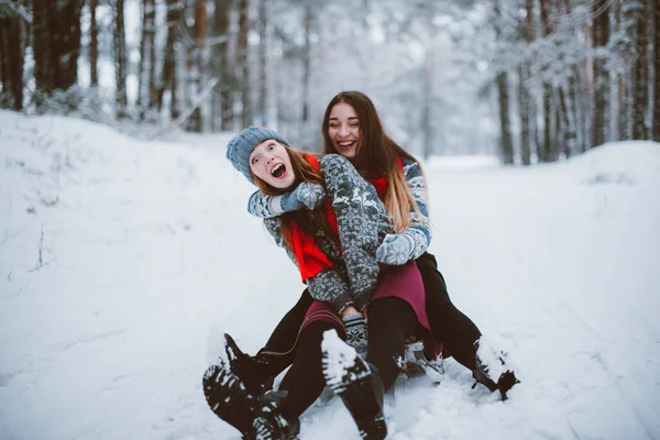 친구를 나눈다 자매의 사진을 클로즈업하고 겨울에는 스웨터를 즐거운 시간을 보내고 — 스톡 사진