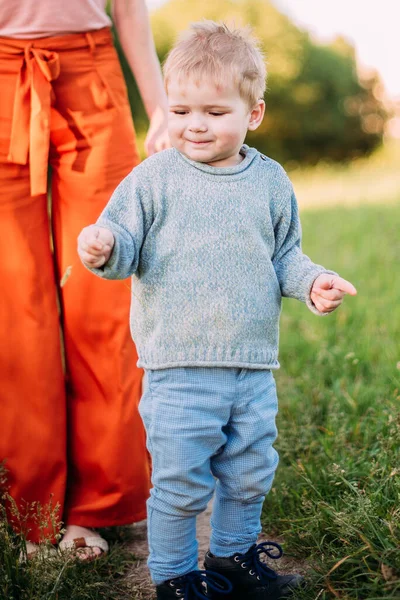 Bambino Anni Che Esplora Natura Estate Divertendosi — Foto Stock