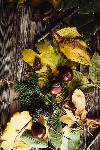 Podzimní Dřevěné Pozadí Zelenými Žlutými Listy Flatlay — Stock fotografie