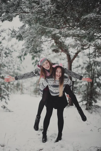 Two Young Teenage Hipster Girl Friends Together Close Fashion Portrait — Stock Photo, Image