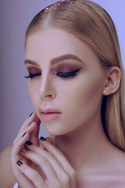 Hermosa Retrato Mujer Con Cabello Rubio Brillante Noche Maquillaje Piel — Foto de Stock