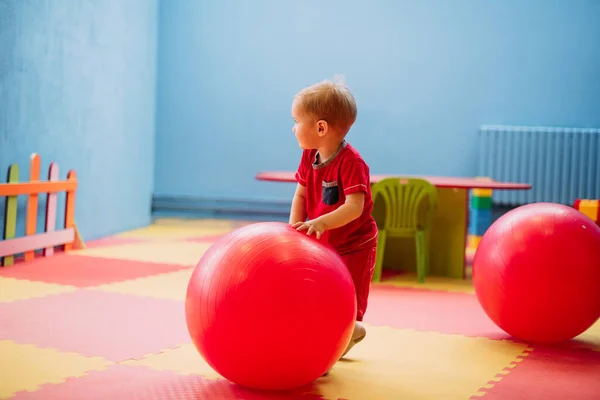 Feliz Niño Riendo Años Edad Que Divierten Hoyo Bola Fiesta —  Fotos de Stock