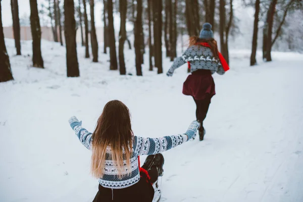 Dwie Młode Dziewczyny Hipster Hipster Close Się Moda Portret Dwóch — Zdjęcie stockowe