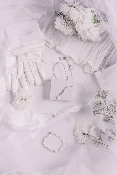 Witte Bruids Accessoires Voor Bruiloft Achtergrond Met Parels Witte Satijnen — Stockfoto