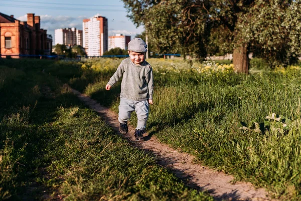 Niño Años Explorando Naturaleza Verano Divirtiéndose — Foto de Stock
