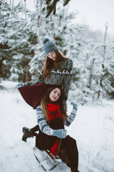 Två Unga Tonårings Hipster Flicka Vänner Tillsammans Närbild Mode Porträtt — Stockfoto