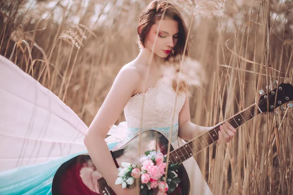 Hermosa Chica Romántica Europea Con Guitarra Con Flores Interior Posando —  Fotos de Stock