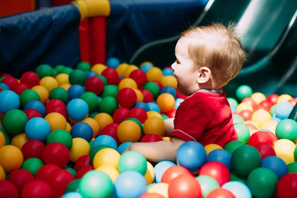 Feliz Niño Riendo Años Edad Que Divierten Hoyo Bola Fiesta —  Fotos de Stock