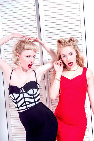 Portret Van Twee Vrolijke Jonge Vrouwen Retro Stijl Kleding Met — Stockfoto