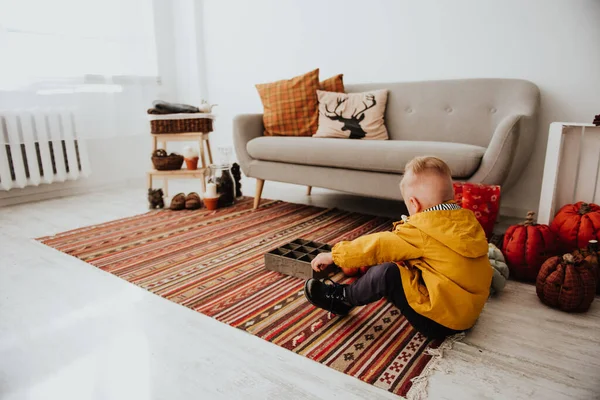 Cool Chico Hipster Moda Años Edad Lleva Chaqueta Amarilla Posando —  Fotos de Stock