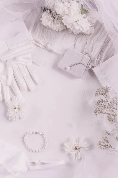 Λευκά Νυφικά Αξεσουάρ Για Φόντο Γάμου Πέρλες Λευκές Σατέν Κορδέλες — Φωτογραφία Αρχείου