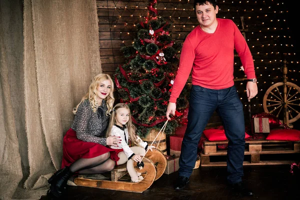 Bella Famiglia Felice Con Slitta Invernale Natale All Interno Decorativo — Foto Stock