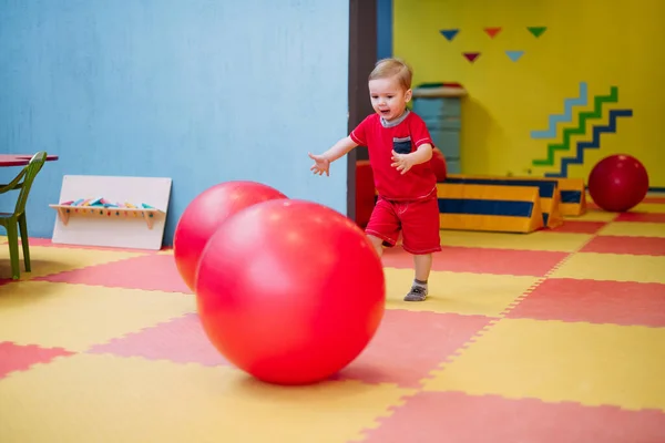 Feliz Niño Riendo Años Edad Que Divierten Hoyo Bola Fiesta —  Fotos de Stock