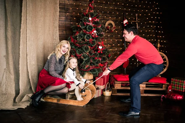Vacker Lycklig Familj Med Jul Vinter Släde Den Dekorativa Inredningen — Stockfoto
