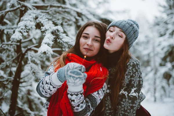 Two Young Teenage Hipster Girl Friends Together Close Fashion Portrait — Stock Photo, Image