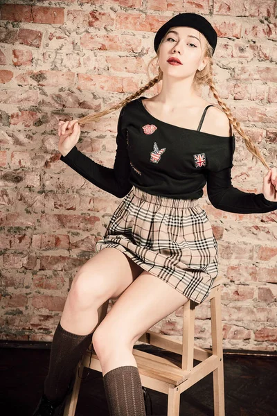 Fashion Shot Van Een Blond Meisje Moderne Jeugdkleding Studeren Schoolstijl — Stockfoto