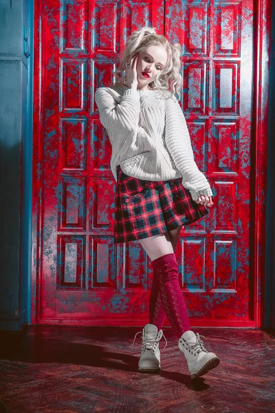 現代の若者の服を着たブロンドの女の子のファッションショット 学校のスタイル レンガの壁に眼鏡をかけたヒップスターの女の子 ユースファッション — ストック写真