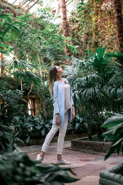 Молода Елегантна Позитивна Дівчина Позує Ботанічному Саду Синій Куртці — стокове фото