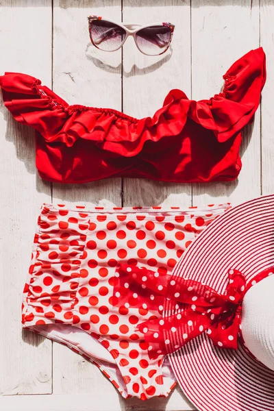 Traje Baño Retro Rojo Femenino Accesorios Playa Sobre Fondo Madera — Foto de Stock