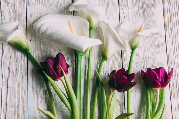 Mockup Branco Calla Flores Fundo Madeira Branco Flat Lay Fundo — Fotografia de Stock