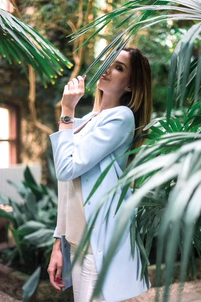 Молода Елегантна Позитивна Дівчина Позує Ботанічному Саду Синій Куртці — стокове фото