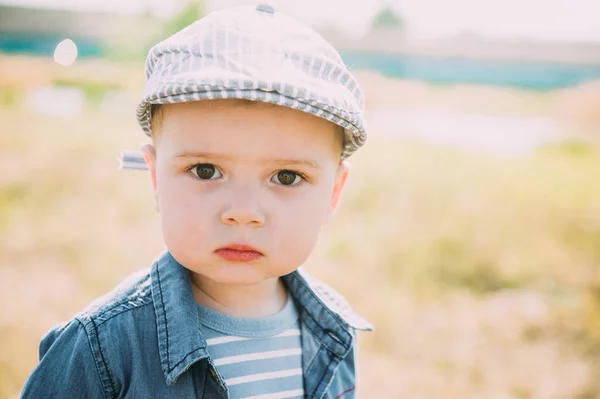 Mały Chłopiec Niebieskiej Koszuli Brązowym Portrecie Czapki — Zdjęcie stockowe