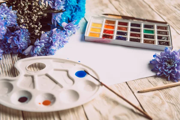 Palette Von Aquarellfarben Pinseln Und Papier Für Ein Aquarell Auf — Stockfoto