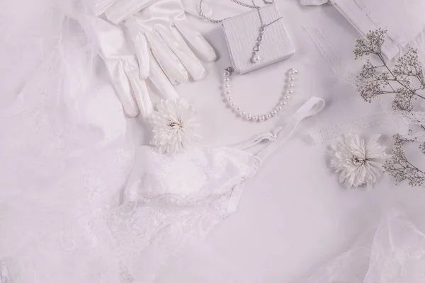 Witte Bruids Accessoires Voor Bruiloft Achtergrond Met Parels Witte Satijnen — Stockfoto