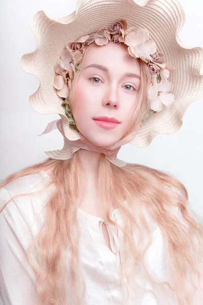 Piękny Wiosna Dziewczyna Noszenie Kwiaty Kapelusz Wygląda Jak Rumianek Moda — Zdjęcie stockowe
