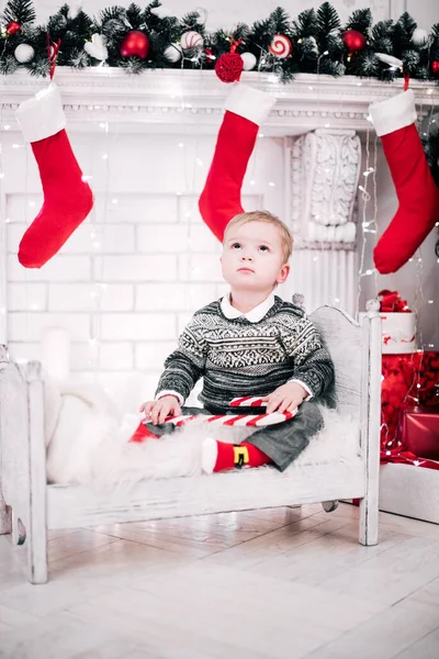 暖炉とクリスマスツリーの周りの若い男の子居心地の良い雰囲気のクリスマスの肖像画 — ストック写真