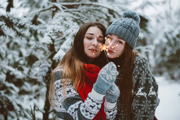 两个年轻的嬉皮士女友在一起 紧密拥抱两个姐妹的时尚肖像 享受冬天的快乐时光 穿着毛衣 最好的朋友们一起外出 多雪的天气 — 图库照片